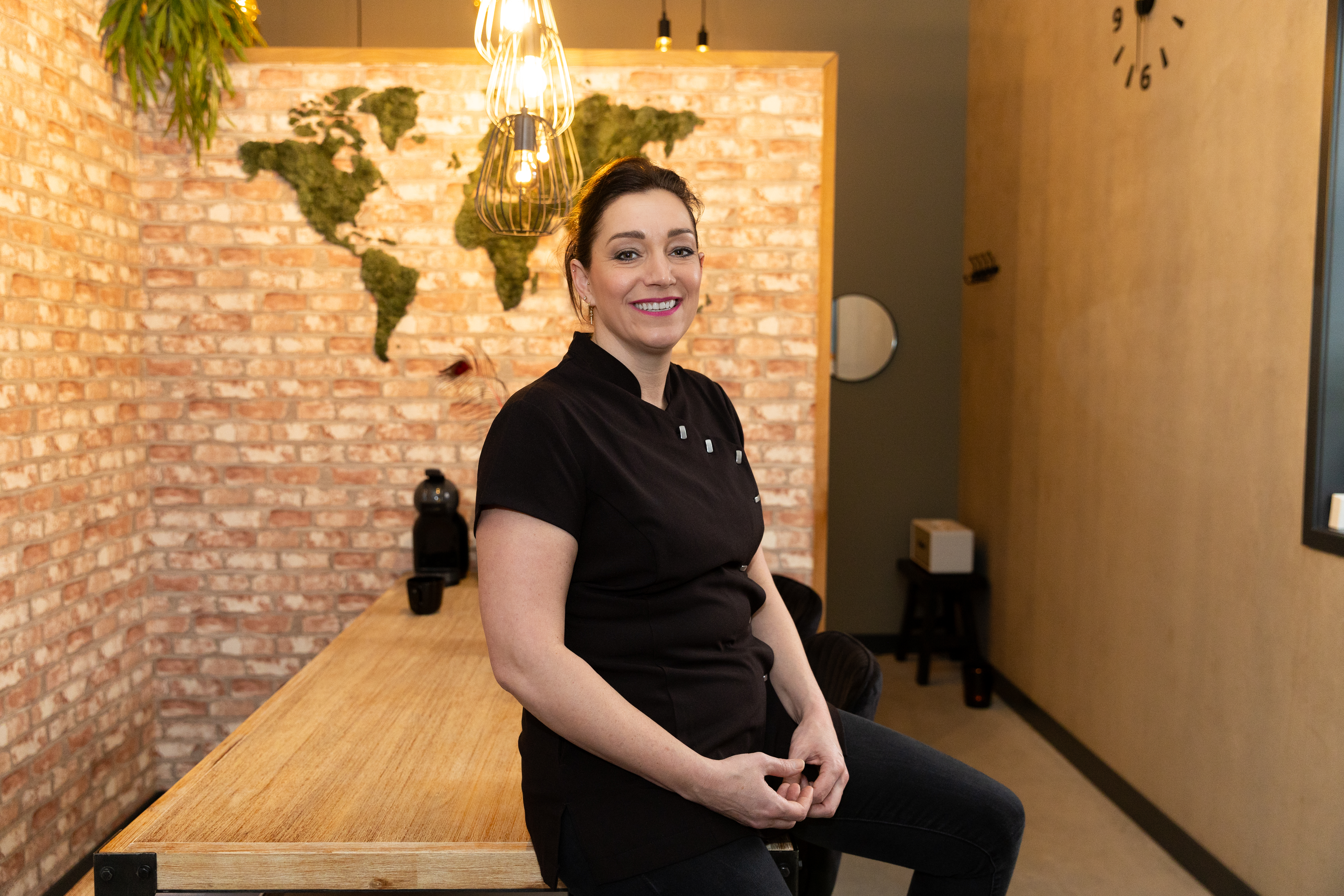 tamara with beautyproducts in the background